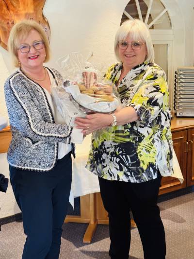 Preistr&auml;gerin Sabine Hartmann-M&uuml;ller mit der Vorsitzenden des CDU Gemeindeverbandes Sabine Glaser